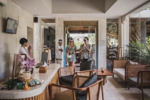 乌布Asvara Villa Ubud by Ini Vie Hospitality的一群人站在餐厅外面