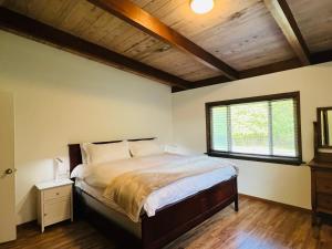Un dormitorio con una cama grande y una ventana en Pacific Sands Vacation Home en Fort Bragg