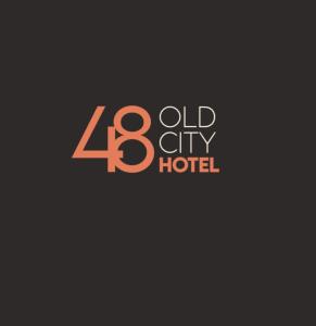 貝爾謝巴的住宿－48Old City Hotel，黑色背景的旧城酒店标志