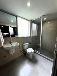 曼谷的住宿－斯代普沙吞酒店，浴室配有卫生间、盥洗盆和淋浴。