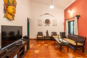 ein Wohnzimmer mit Tisch und Fernseher in der Unterkunft Vintage Estate - Lakeside allure with vintage decor,A plunge pool & A lawn featuring a charming gazebo in Karjat