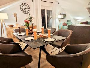 a dining room with a table and chairs at Bergluftsuite am Breitenberg in Pfronten