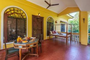 ein Wohnzimmer mit einem Tisch mit Essen drauf in der Unterkunft Vintage Estate - Lakeside allure with vintage decor,A plunge pool & A lawn featuring a charming gazebo in Karjat