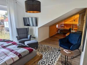 - une chambre avec un lit, deux chaises et un bureau dans l'établissement Bergluftsuite am Breitenberg, à Pfronten