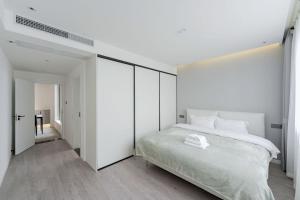 Vuode tai vuoteita majoituspaikassa Modern Light Luxurious Three-bedroom Apartment Lazy Afternoon Cozy Sun from Zhongshan Park Metro Station 200m