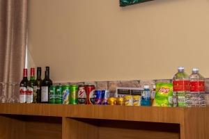 un estante con botellas de alcohol y bebidas. en Hotel OM, en Baudhatinchule