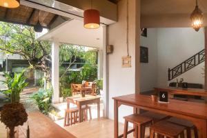 comedor con mesa y algunas sillas en Miraa Guest House & Resto, en Denpasar