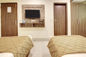 TV a/nebo společenská místnost v ubytování RTS Hotel