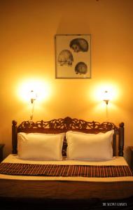 een slaapkamer met een bed met twee lampen erop bij The Secret Garden in Bandarawela