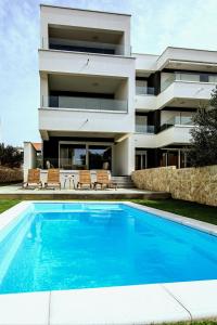 ノヴァリャにあるImperial Apartment with Private Poolの建物前のスイミングプール付き住宅
