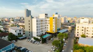 - une vue sur une ville avec des voitures garées dans un parking dans l'établissement W3 Hotel, à Hat Yai