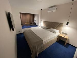 Postel nebo postele na pokoji v ubytování Optima Collection Kamianske
