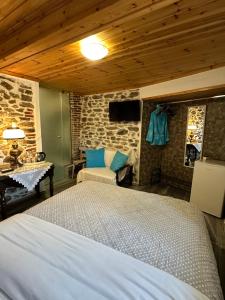 een slaapkamer met een bed, een bank en een tafel bij Old Town Traditional Residence in Kavala