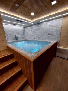 a large jacuzzi tub in a large room at Vienna lux&spa in Zlatibor