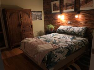Yea的住宿－Starlight Lodge，一间卧室设有一张床和木墙