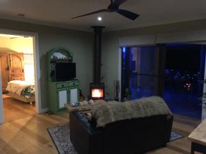 Yea的住宿－Starlight Lodge，带沙发和炉灶的客厅