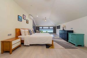 um quarto com uma cama grande e uma cómoda azul em Beach Haven Suites Hội An Apartment em Hoi An