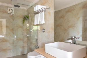 Ванная комната в Aguada Anchorage - The Villa Resort, Candolim