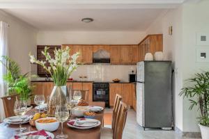 Кухня или мини-кухня в Aguada Anchorage - The Villa Resort, Candolim
