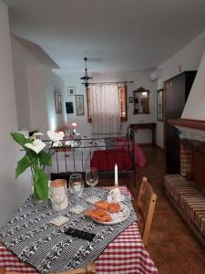 un tavolo con un piatto di bicchieri da cibo e vino di L'arancio Antico a Iglesias