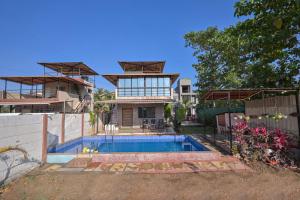 uma casa com piscina no quintal em Campion Villa em Lonavala