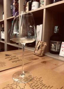 um copo de vinho sentado em cima de uma mesa em Tre Monti em Guardiagrele