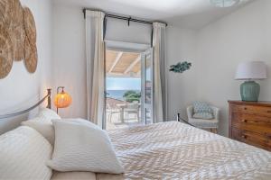 una camera con letto e vista sull'oceano di Villetta Melete a Campo nell'Elba