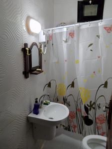 uma casa de banho com um lavatório e um WC em الشقة العائلية الحديثة em Amã