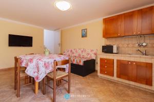 Η κουζίνα ή μικρή κουζίνα στο Iris Flat - San Foca