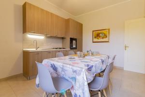 Η κουζίνα ή μικρή κουζίνα στο Iris Flat - San Foca