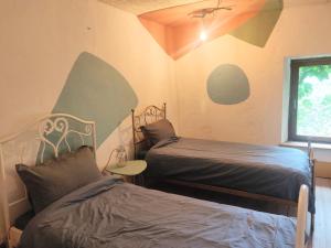 Habitación con 2 camas y ventana en 'Maison des artistes' for up to 20 in Nature Park, en Plancher-Bas