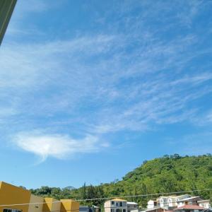 ein blauer Himmel mit Wolken über einem Berg in der Unterkunft Amplia habitación con balcón in Tegucigalpa