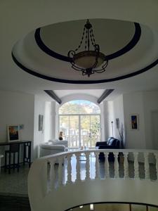 a living room with a chandelier hanging from a ceiling at Amplia habitación con balcón in Tegucigalpa