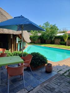 Bazén v ubytování Rustenburg Palm Lodge nebo v jeho okolí