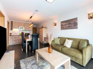 een woonkamer met een bank en een tafel bij Exclusive ski-in & ski-out apartment in Ellmau in Ellmau