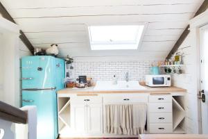 uma cozinha com um frigorífico azul e um lavatório em Anavo Farm’s Chic Sheep Retreat em Solvang