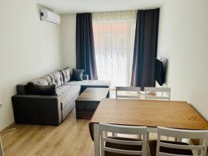 Posezení v ubytování Family Apartments Pomorie 2 + 14 fotografií