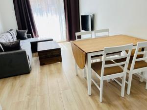 TV a/nebo společenská místnost v ubytování Family Apartments Pomorie 2