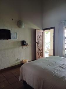 Postel nebo postele na pokoji v ubytování Rustenburg Palm Lodge