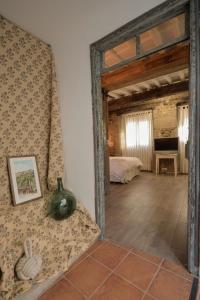 espejo en una habitación con dormitorio en Vivienda Uso Turístico Alojería Béjar, en Béjar
