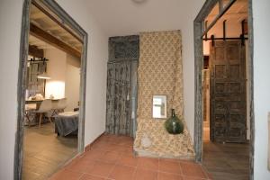 espejo en una habitación con una pared con puertas en Vivienda Uso Turístico Alojería Béjar, en Béjar