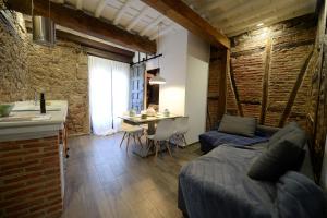 a bedroom with a bed and a kitchen with a table at Vivienda Uso Turístico Alojería Béjar in Béjar