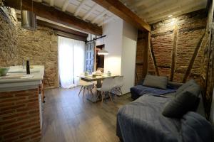 1 dormitorio con 1 cama y cocina con mesa en Vivienda Uso Turístico Alojería Béjar, en Béjar