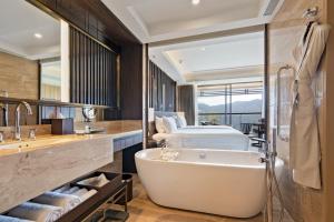 Koupelna v ubytování JW Marriott Mussoorie Walnut Grove Resort & Spa