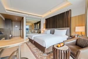 Postel nebo postele na pokoji v ubytování JW Marriott Mussoorie Walnut Grove Resort & Spa