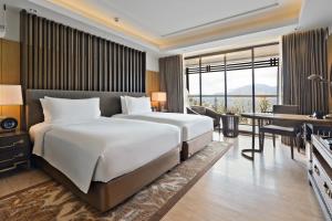Postel nebo postele na pokoji v ubytování JW Marriott Mussoorie Walnut Grove Resort & Spa