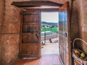 Une porte ouverte s'ouvre sur un balcon avec vue. dans l'établissement 17th century farmhouse in Bages near Montserrat, à Castellfullit del Boix