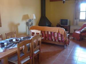 - une salle à manger avec une table, une table et des chaises dans l'établissement 17th century farmhouse in Bages near Montserrat, à Castellfullit del Boix