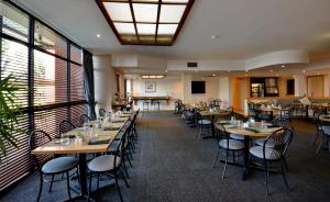 Road Lodge Centurion餐厅或其他用餐的地方