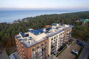 an overhead view of a building with the ocean in the background at Ekskluzywne Apartamenty "Na Wydmach" Międzywodzie by Renters in Międzywodzie